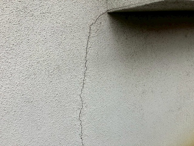 クラックが生じた外壁